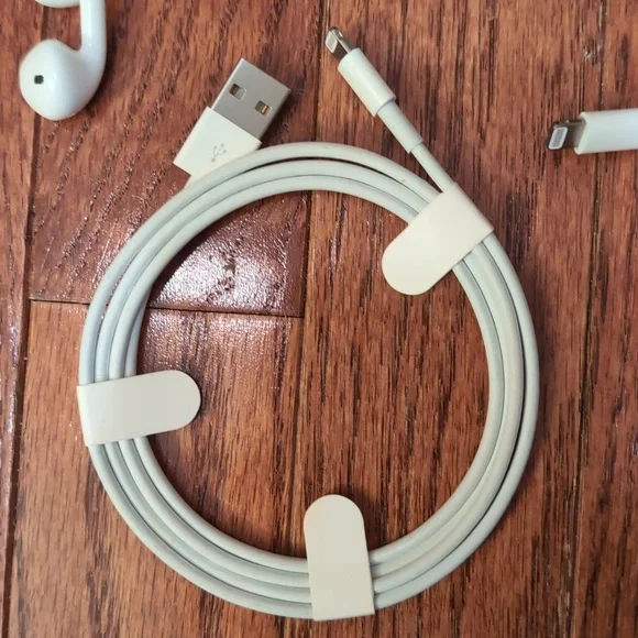 Apple Earbuds USB Cables & Apple Watch Chargers - Picture 3 of 7